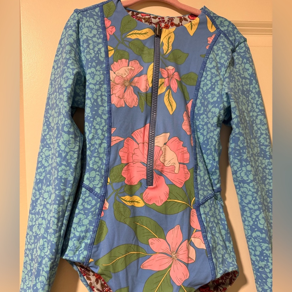 Reversible Maaji size 8 girls surf suit zip up
